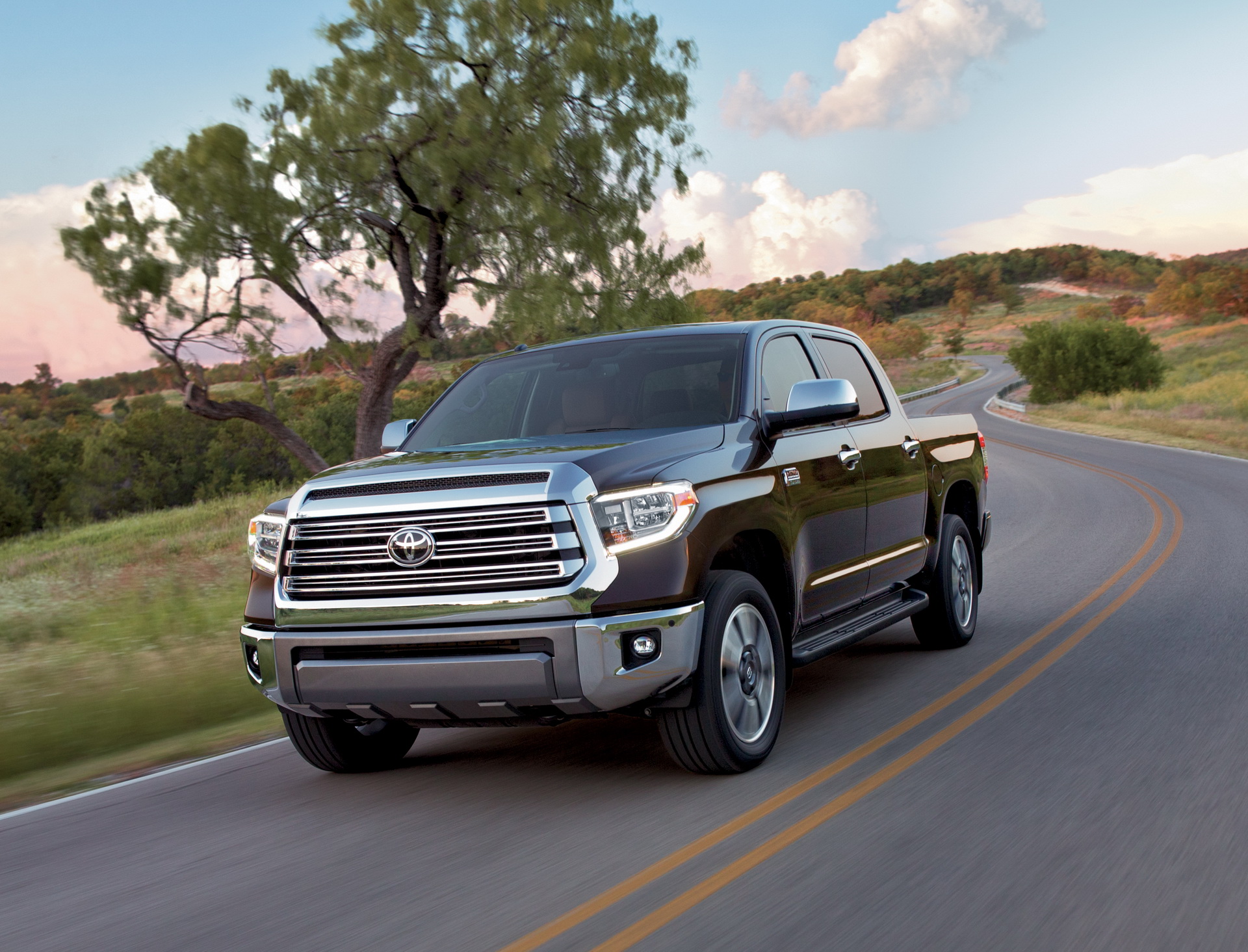2018-Toyota-Tundra-01