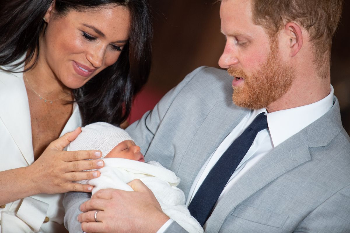 WINDSOR, ENGLAND - MAY 08: Prince Harry, Duke of Sussex and Meghan, Duchess of Sussex, pose with their newborn son Archie Harrison Mountbatten-Windsor during a photocall in St George's Hall at Windsor Castle on May 8, 2019 in Windsor, England. The Duchess of Sussex gave birth at 05:26 on Monday 06 May, 2019. (Photo by Dominic Lipinski - WPA Pool/Getty Images)