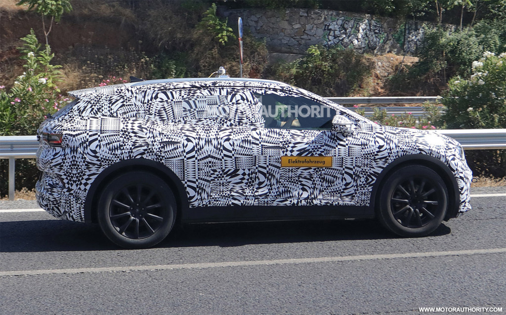 2021 Volkswagen ID 4X (Crozz) spy shots - Image via S. Baldauf/SB-Medien