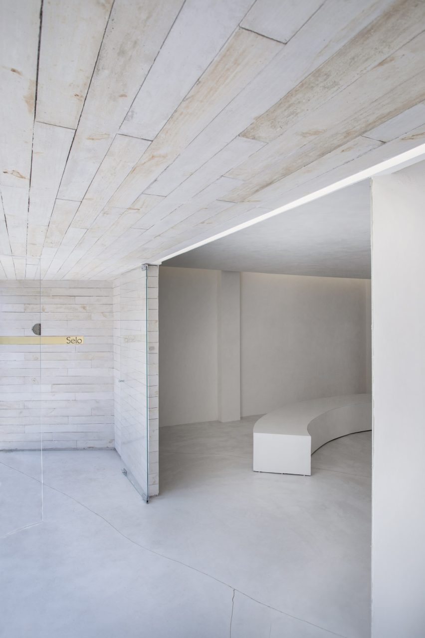 Selo Shoe Store by MNMA