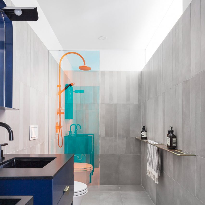 Bold bathrooms: Unit 622 in Habitat 67 by Rainville Sangaré