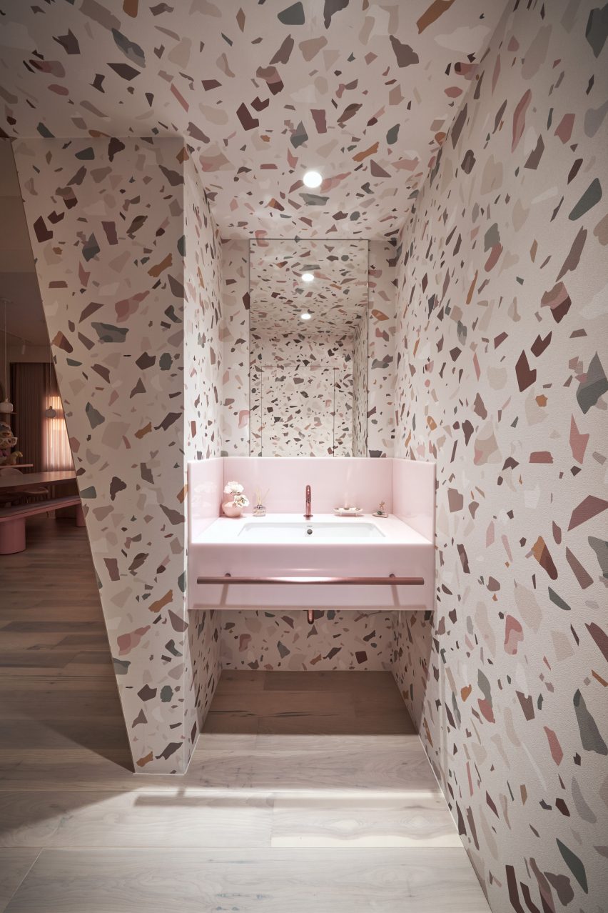 Cats' Pink House by KC Design Studio