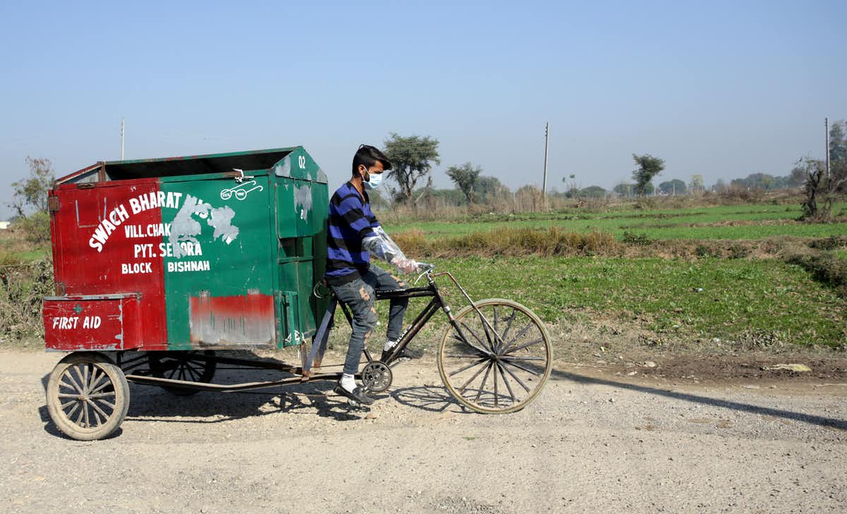 An additional 500,000 people will need to be reached by waste collection services each day until 2040. (EPA-EFE/JAIPAL SINGH)